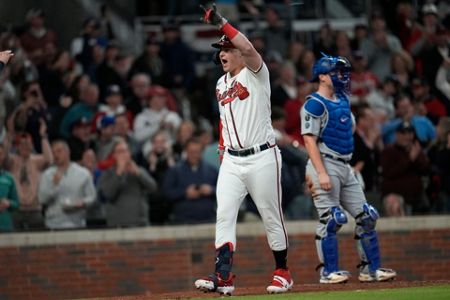 Albies drives in winning run in 9th as Braves beat Dodgers 4-3