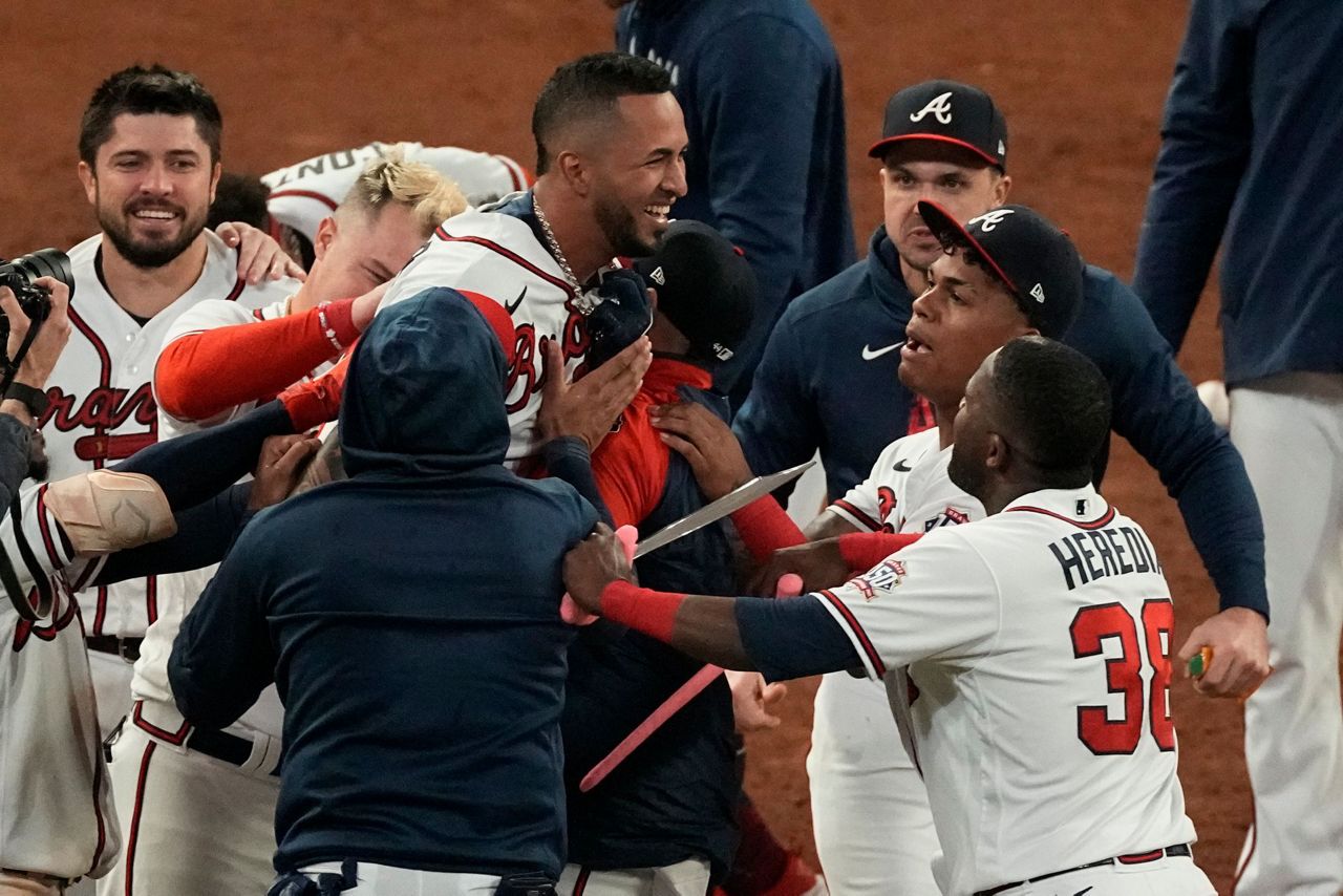 Ozzie Albies and the Braves walk-off the Dodgers with a sac fly.