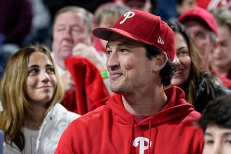Kyle Schwarber - Schwarbomb Philly - Philadelphia Baseball | Essential  T-Shirt