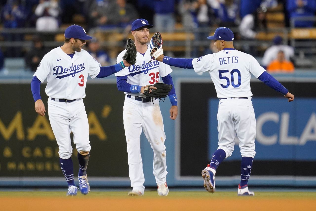 Dodgers' Mookie Betts makes another wild catch in NLCS Game 7 vs. Braves