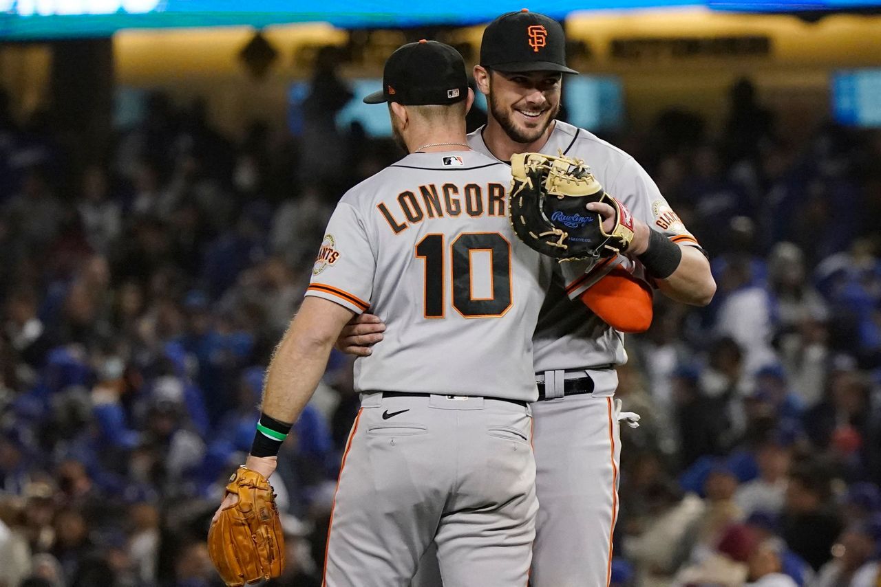 Blowin' in the wind: Giants edge Dodgers 1-0 on Longoria HR