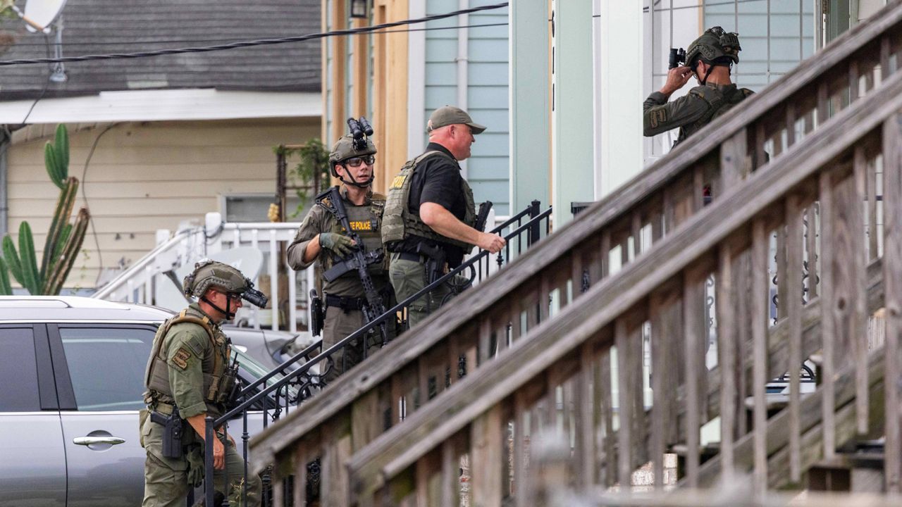 Law enforcement search for a fugitive that escaped a prison in New Orleans, Wednesday, May 21, 2025. (Chris Granger/The Times-Picayune/The New Orleans Advocate via AP)