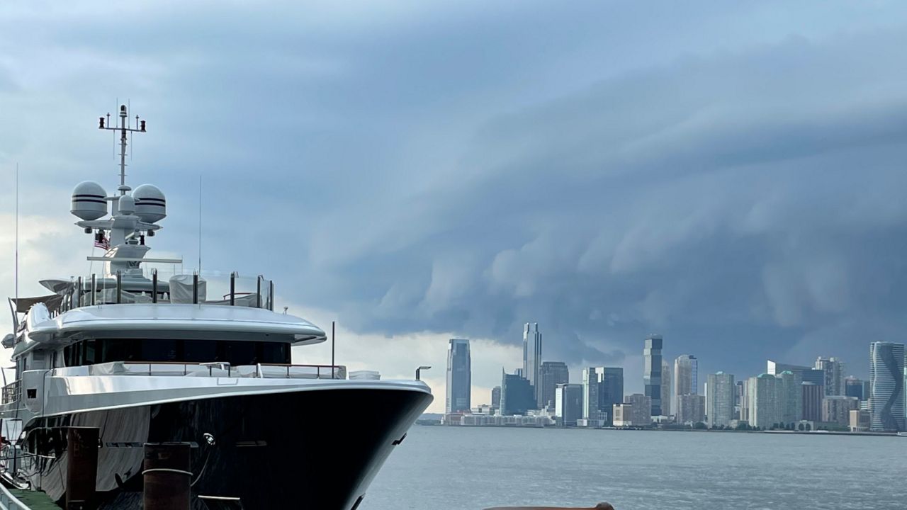 A shelf cloud moves over New York City. (Tim Warmath)