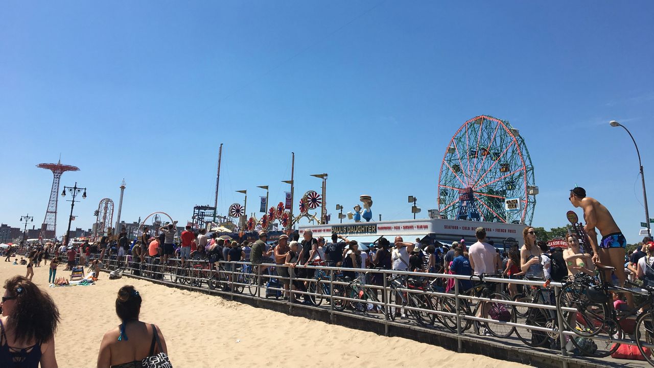 Feria del empleo para laborar en Coney Island este verano 