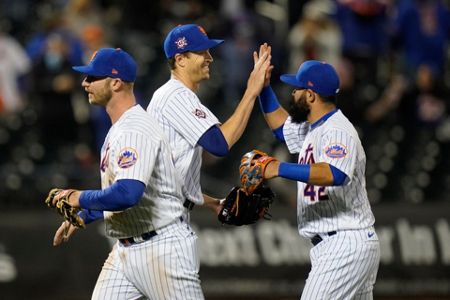 Jacob deGrom nearly breaks Tom Seaver record in Mets win