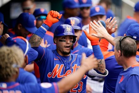 Mets players give own fans the thumbs down to 'let them know how
