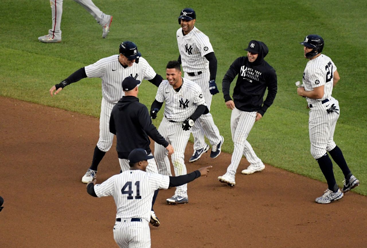 Yankees' Aaron Boone reacts to Nationals' Juan Soto having