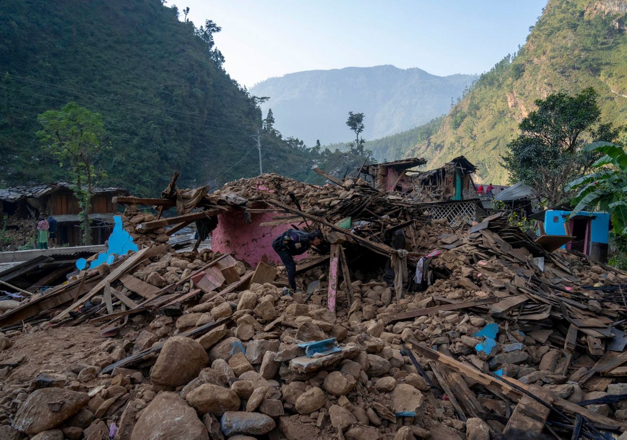 Aid trickles in to Nepal villages struck by earthquake as survivors