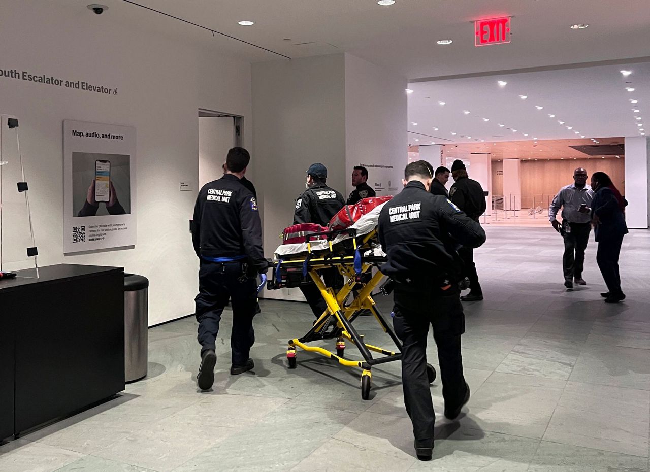 Police 2 people in stable condition after stabbing at MoMA