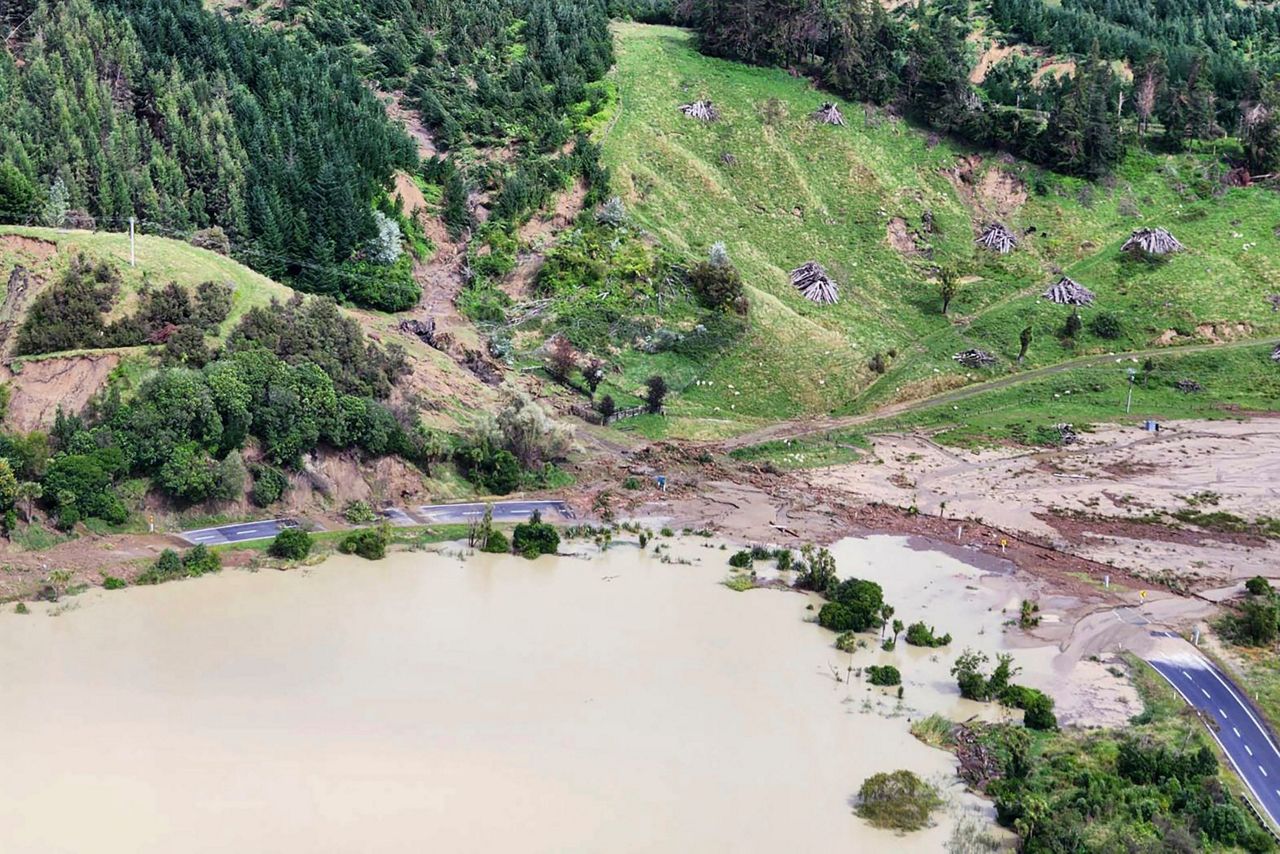 New Zealand Plans Final Rescues Soon After Cyclone Kills 2