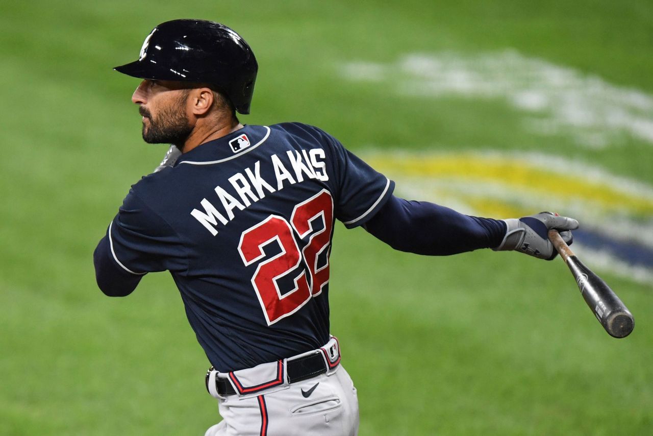 Braves' Markakis hits walkoff HR after opting into season