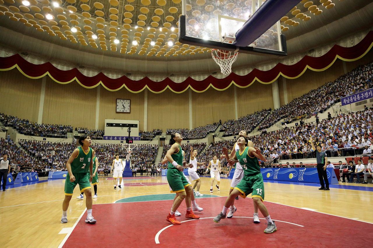 Koreas begin basketball friendlies in latest peace gesture