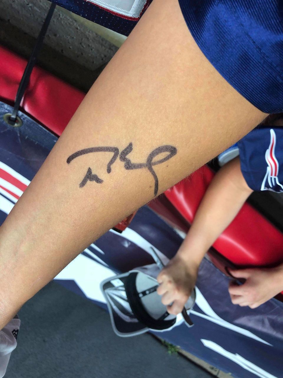 Patriots fan turns Tom Brady's autograph into a tattoo(03)