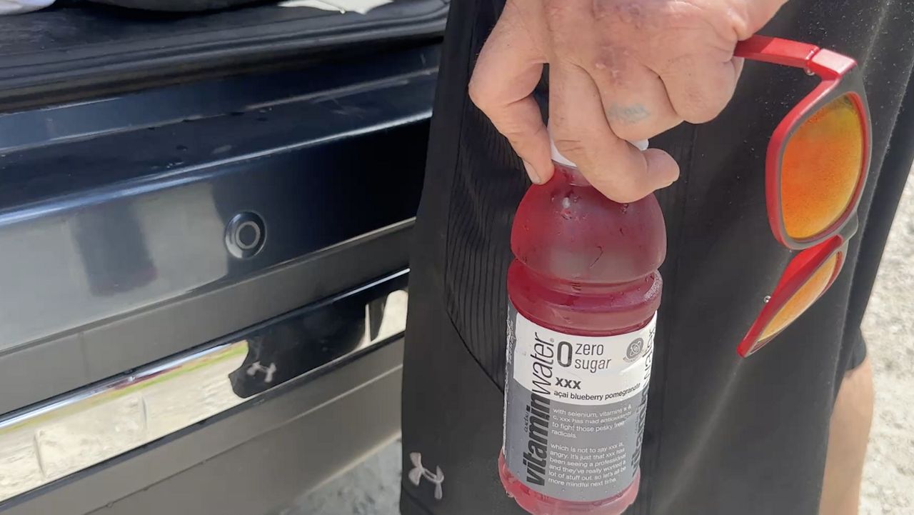 Volunteers help homeless survive extreme heat 