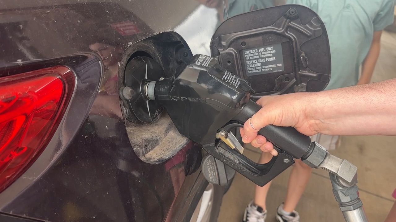 Texas consumers, oil experts weigh 'uncertain' future of gas prices