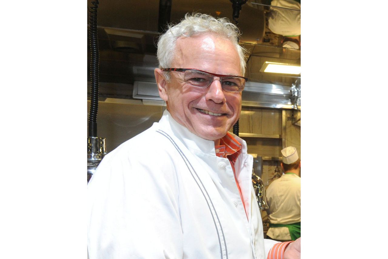 纽约市厨师大卫·布利以其独特的精细餐饮方式而闻名，享年70岁