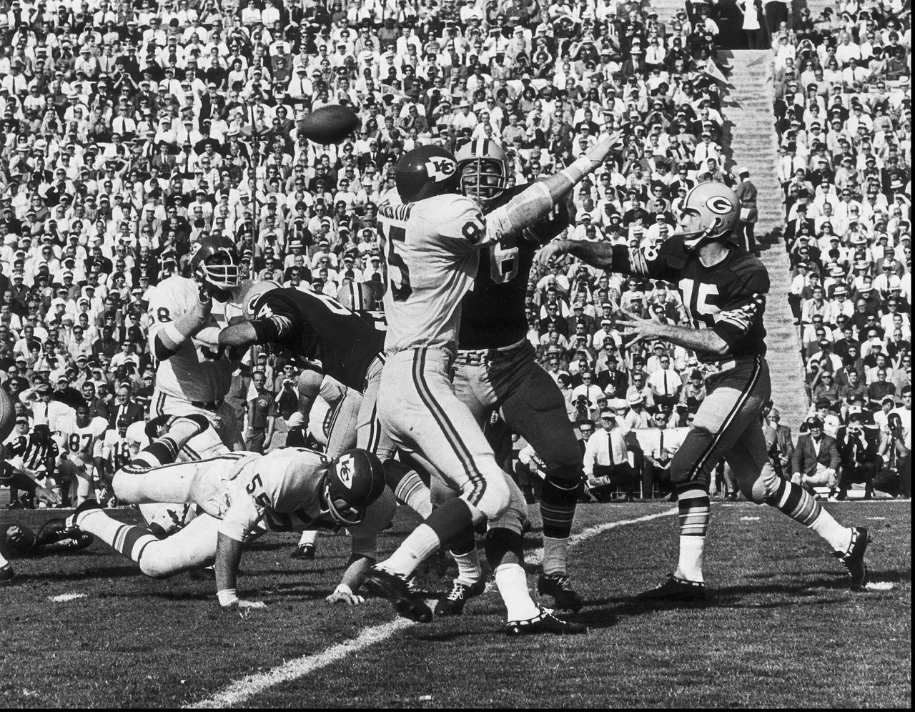 FILE – In this Nov. 16, 1970, file photo, Chicago Bears' Lee Roy Caffey  (60) congratulates Gree …