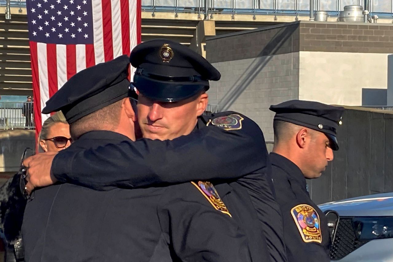 Thousands gather at funeral for 2 Connecticut officers