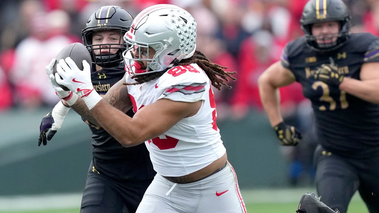 Ohio State tight end Gee Scott Jr. catches a deep pass from quarterback Will Howard as Northwestern linebacker Greyson Metz defends during the first half of an NCAA college football game at Wrigley Field on Saturday, Nov. 16, 2024, in Chicago. (AP Photo/Charles Rex Arbogast)