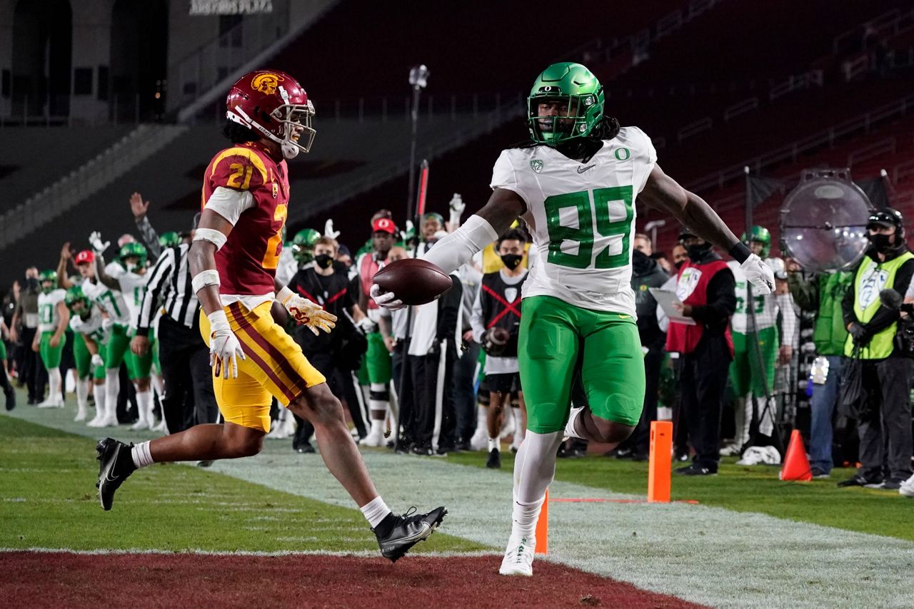 Oregon holds off USC late, grabs Pac12 title with 3124 win