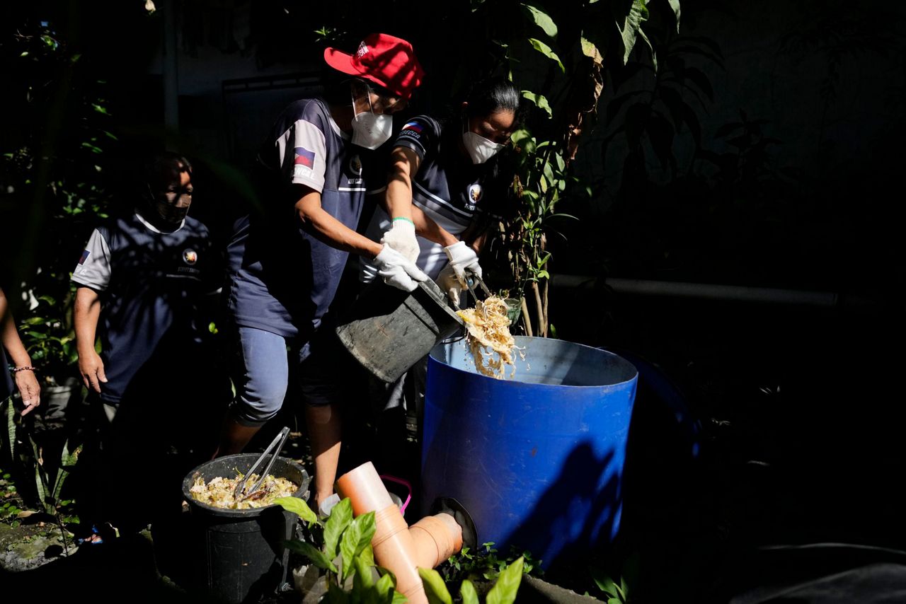 Waste pickers collect food waste, help combat climate change