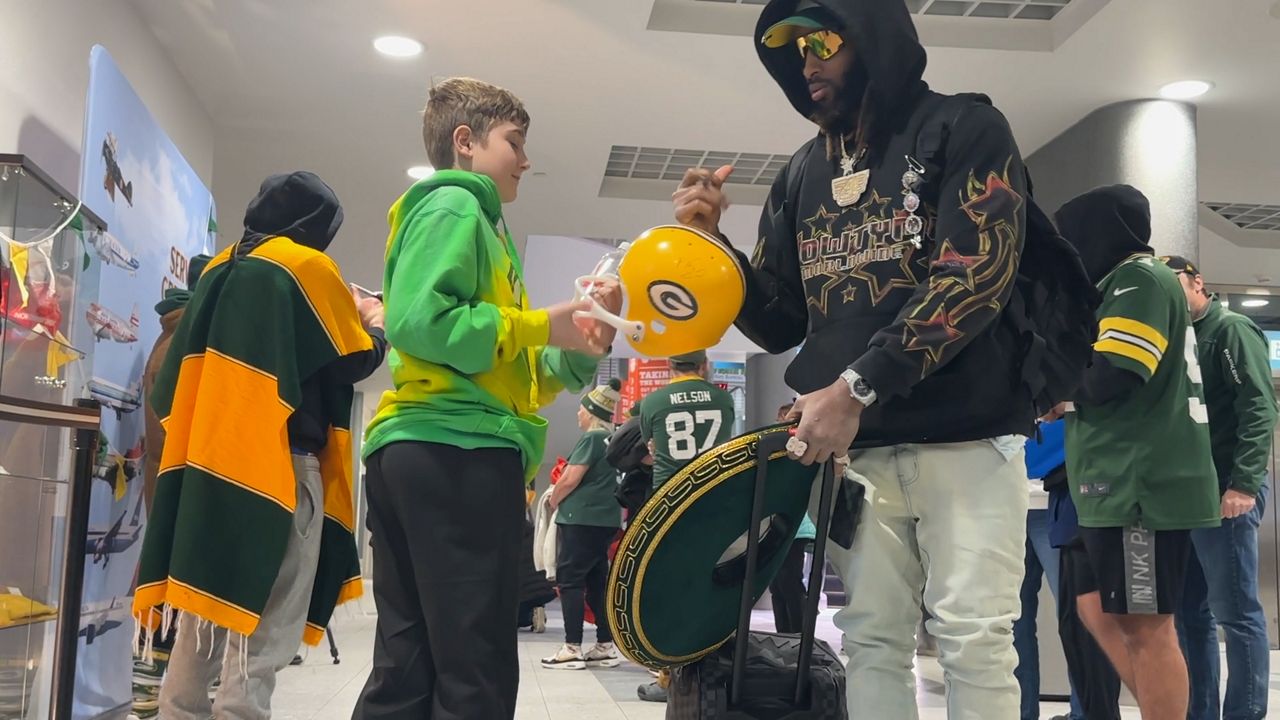 Packers fans greet team at after season-ending loss