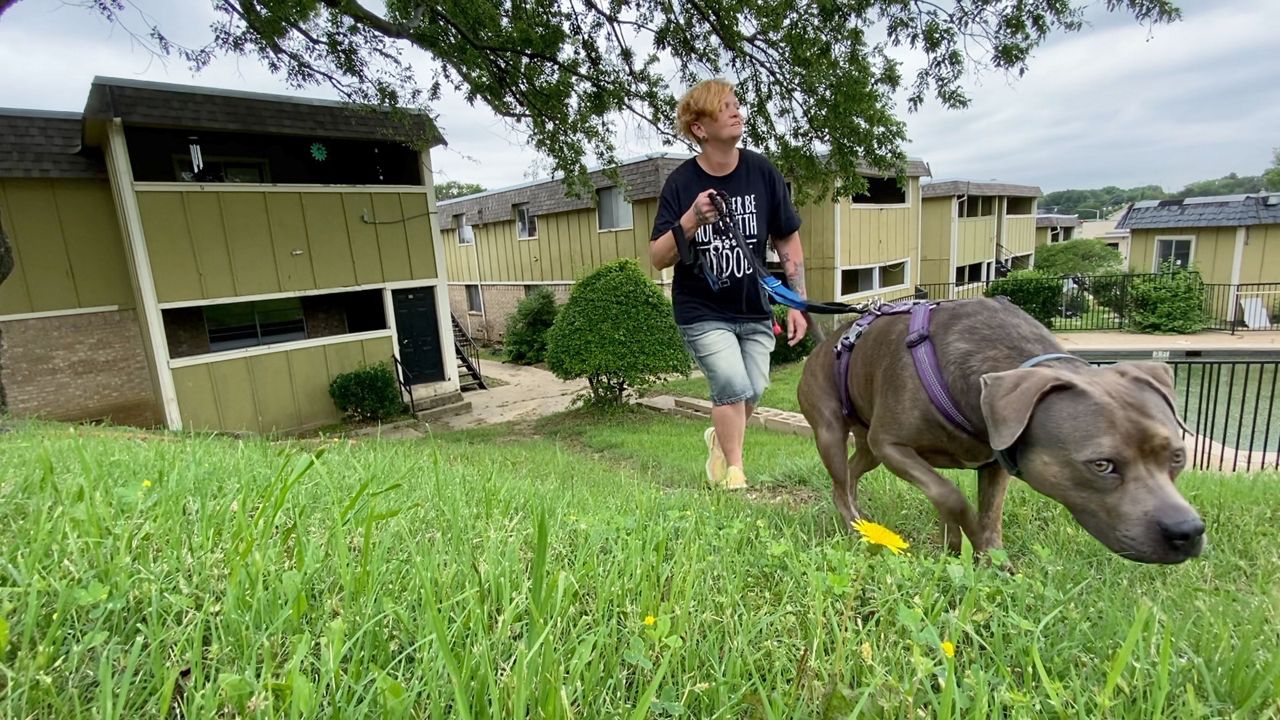Pictured is Irving resident Gena Henderson walking her dog Sadie at her apartment complex. (Spectrum News 1/Lupe Zapata)