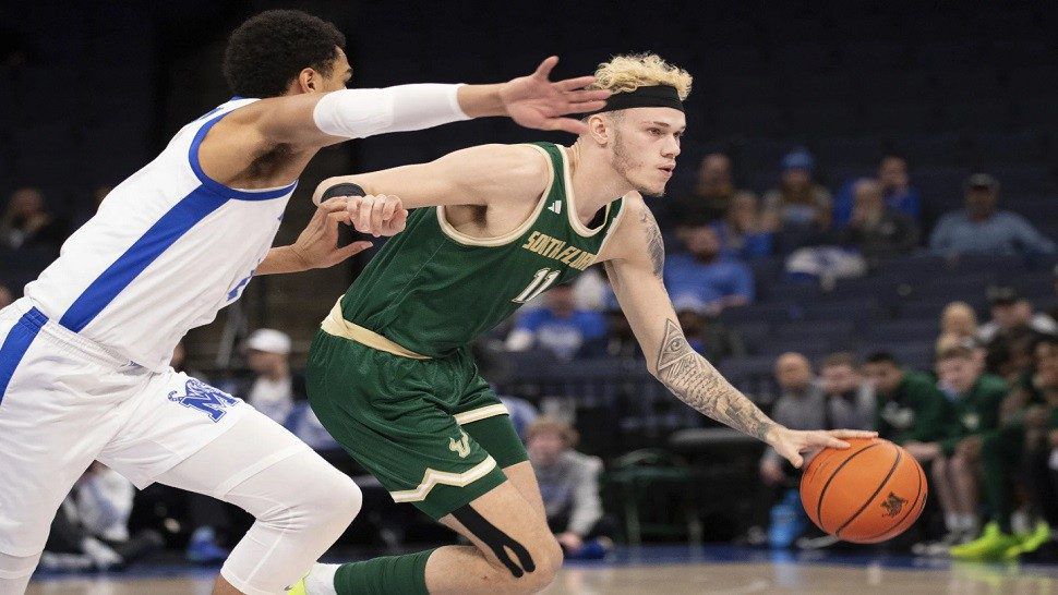 Streaking USF eyeing top spot as it hosts Charlotte