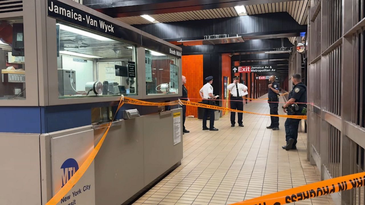 Lady stabbed within the subway;  they requested him for cash earlier than