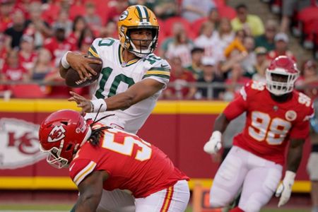 Henne, Buechele throw TD passes, Chiefs beat Cardinals 17-10