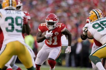 Chiefs edge Rodgers-less Packers 13-7 in defensive slugfest