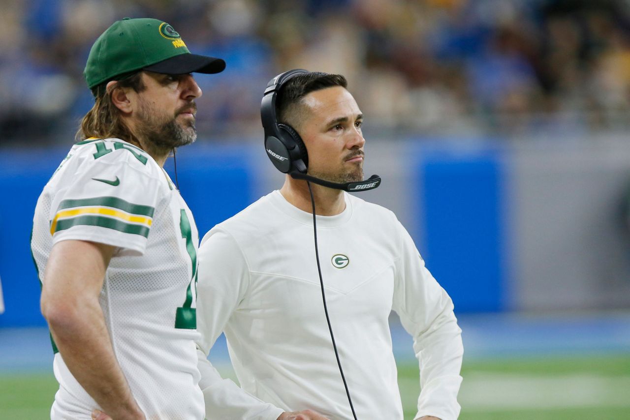 Aaron Rodgers throws 3 interceptions in loss to Lions, 2 of them