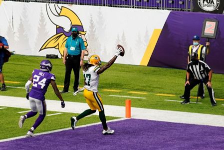 Aaron Rodgers at ease as Packers roll past Vikings