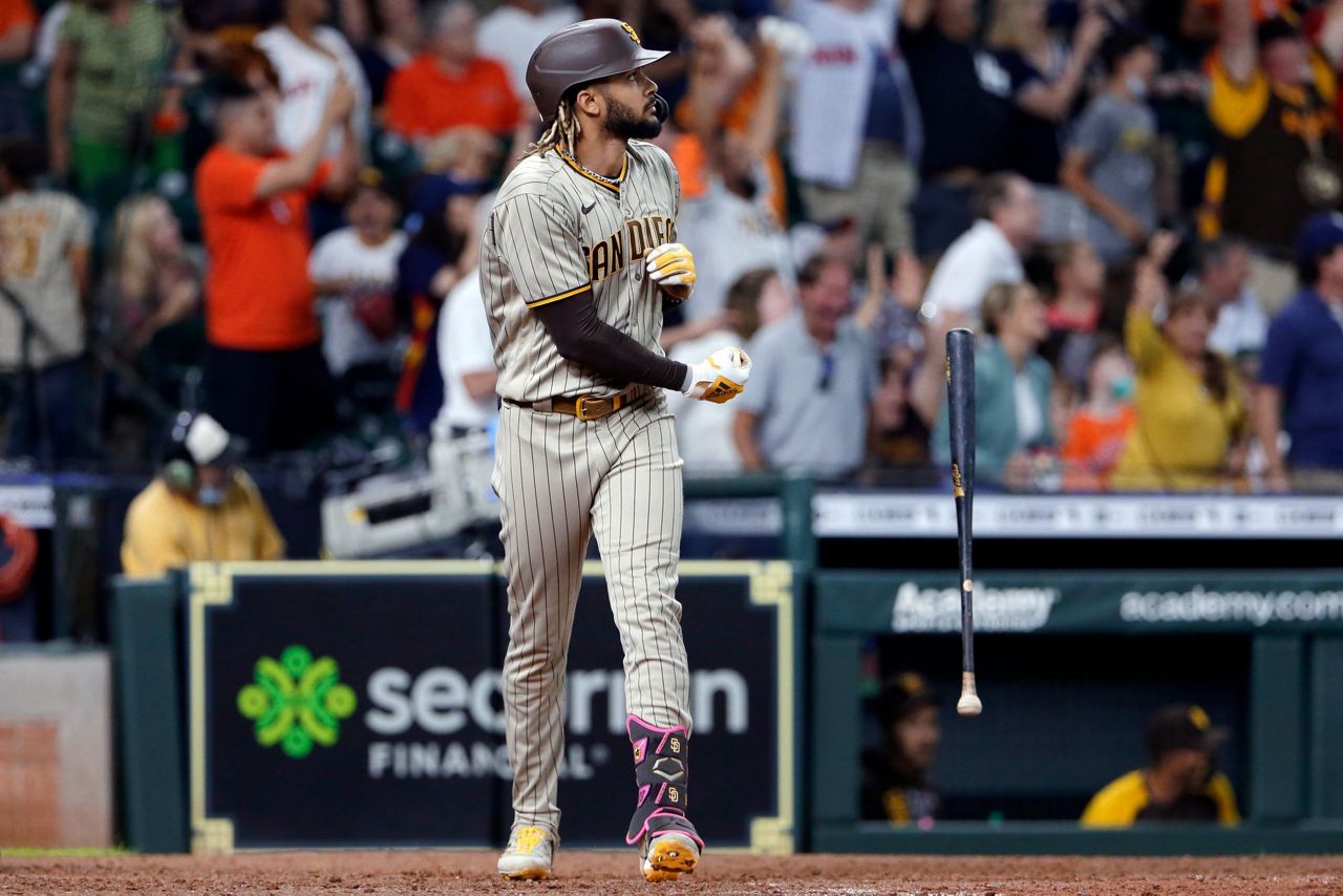 Yuli Gurriel plates Myles Straw, 06/10/2021