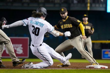 Snell pulled, San Diego's no-hit bid ends in 8th vs D-backs