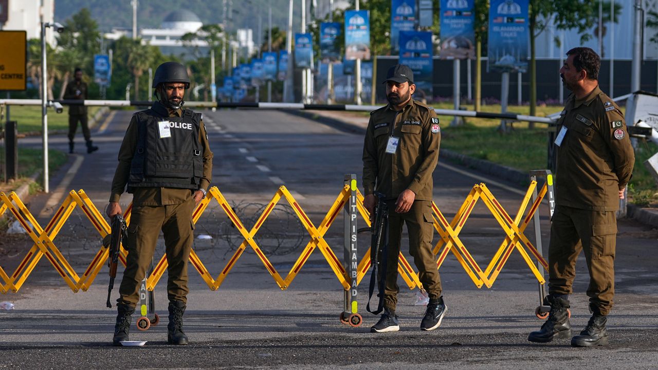 शनिवार, 25 अप्रैल, 2026 को इस्लामाबाद, पाकिस्तान में अमेरिका और ईरान वार्ता के संभावित स्थल, सेरेना होटल के पास एक चेकपॉइंट पर पुलिस अधिकारी पहरा दे रहे हैं। (एपी फोटो/अंजुम नवीद)