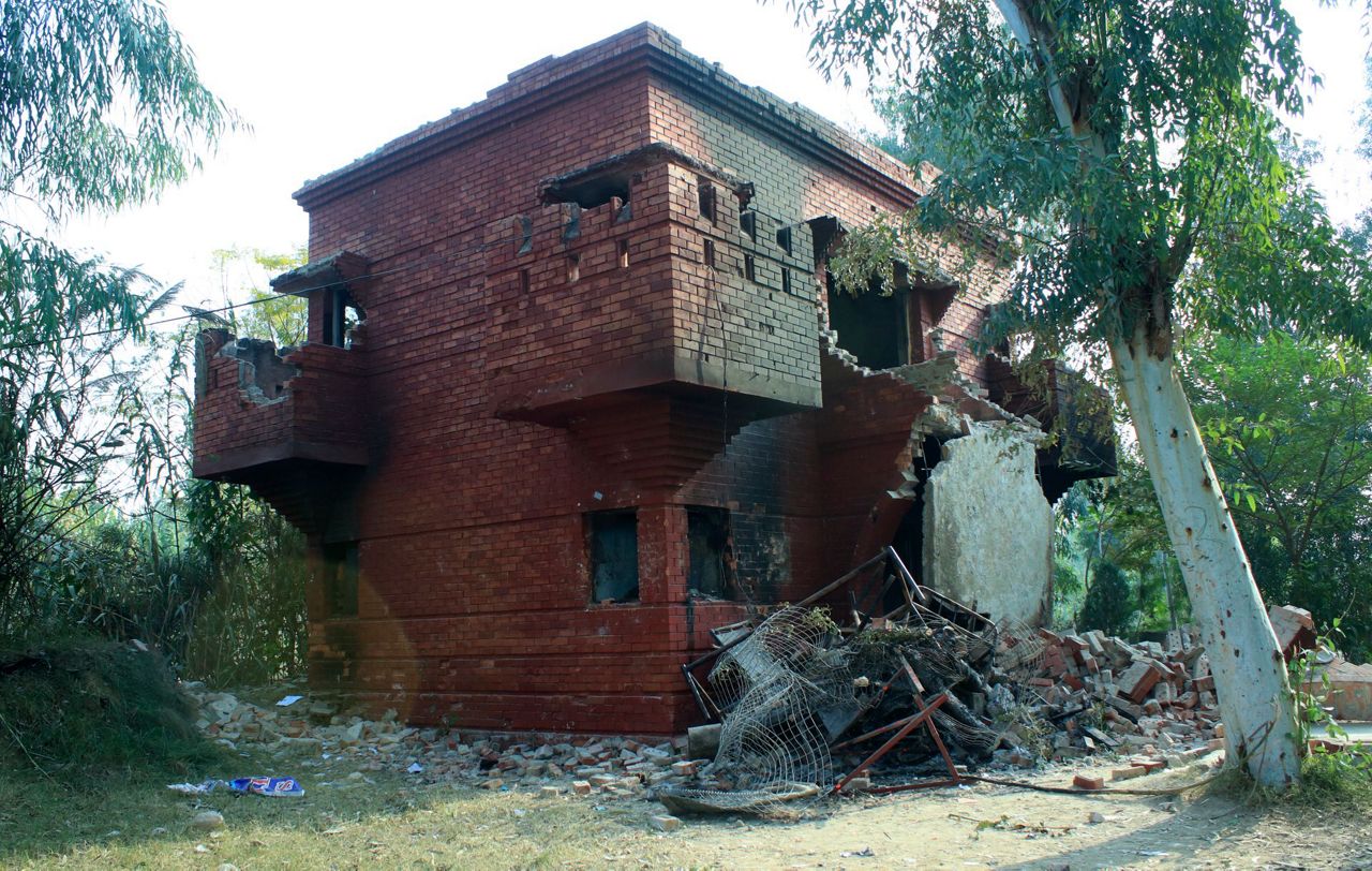 Mob attacks Pakistan police, fail to grab blasphemy suspect