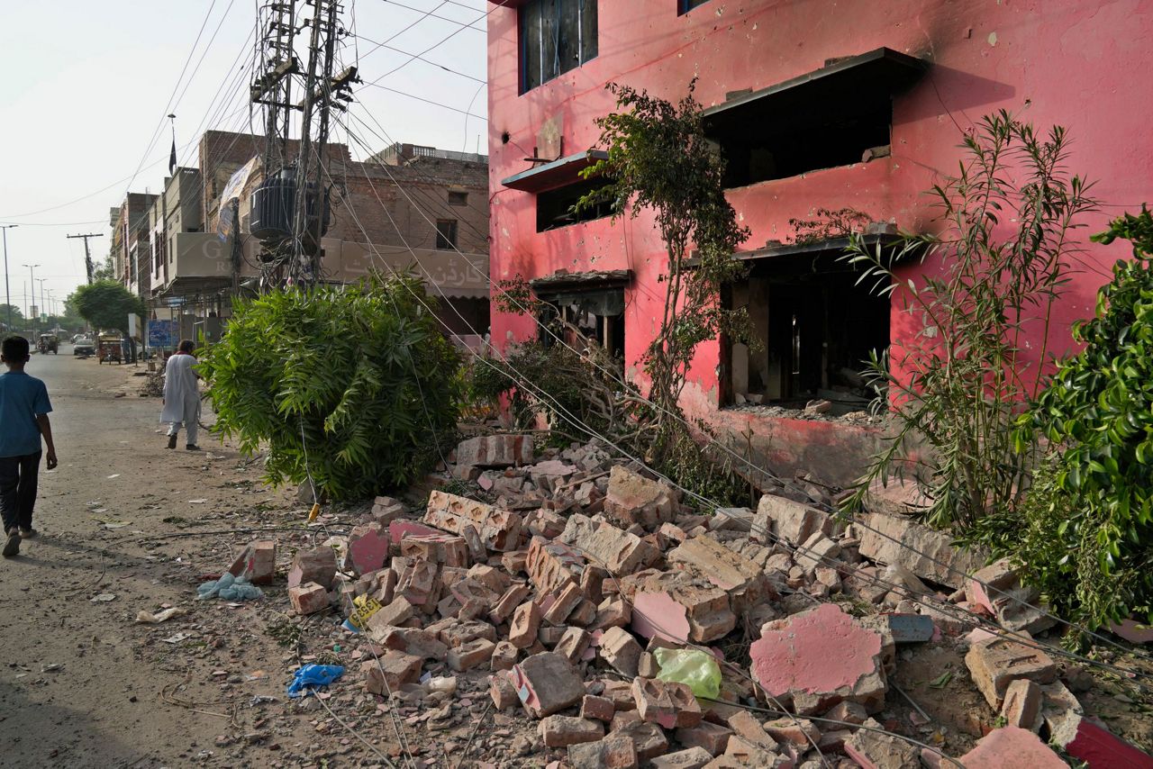 Pakistan arrests 129 Muslims after mob attacks churches and homes of ...