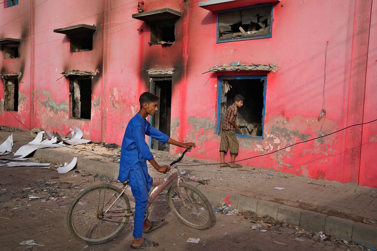 Pakistan arrests 129 Muslims after mob attacks churches and homes of ...