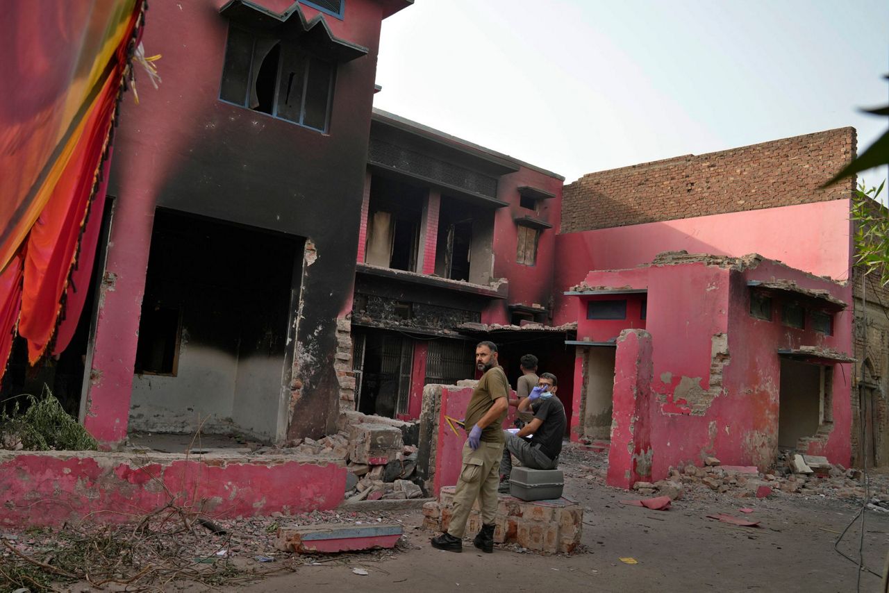 Pakistan arrests 129 Muslims after mob attacks churches and homes of ...