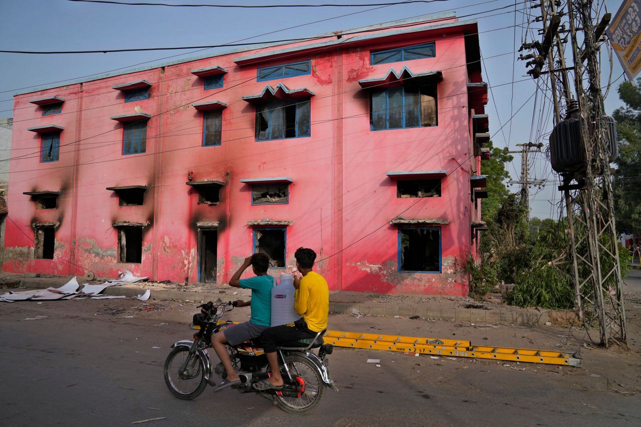 Pakistan arrests 129 Muslims after mob attacks churches and homes of ...