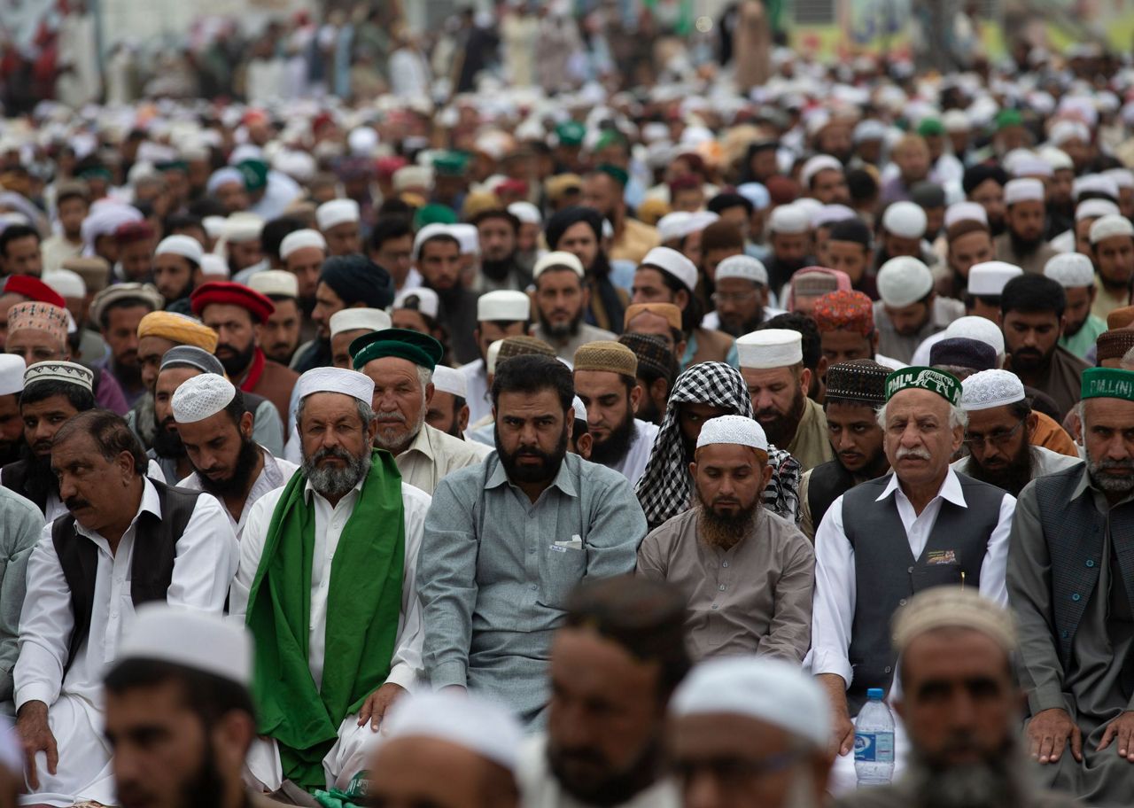 Pakistani Islamists camp out in Islamabad, urge PM to quit
