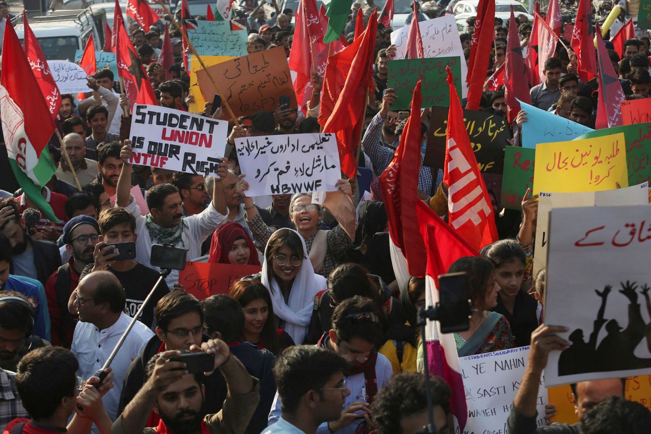 Pakistani students demand end to ban on unions at campuses