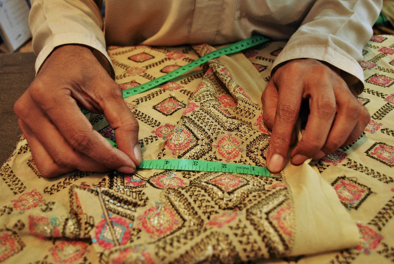 ap-photos-inside-the-changing-world-of-a-pakistani-tailor