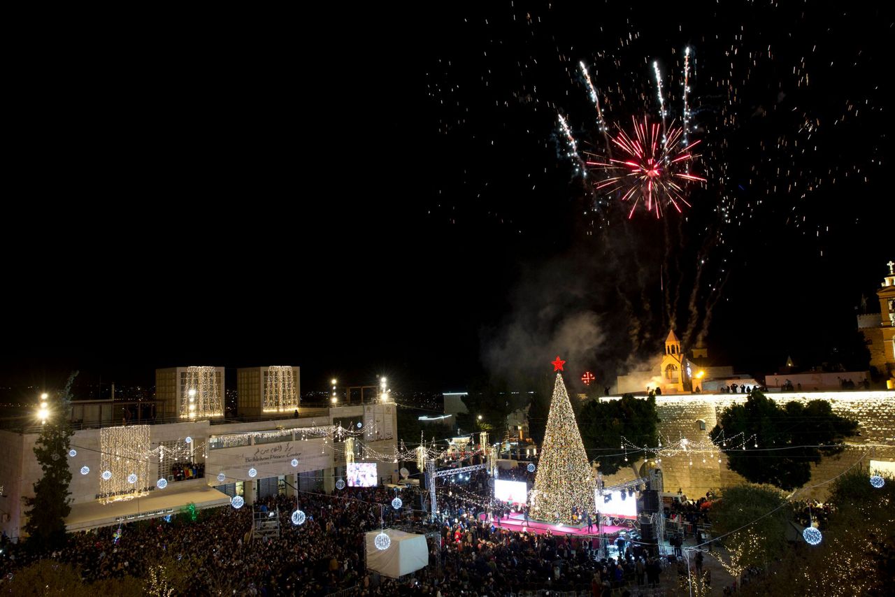 Thousands attend Christmas tree lighting in Bethlehem