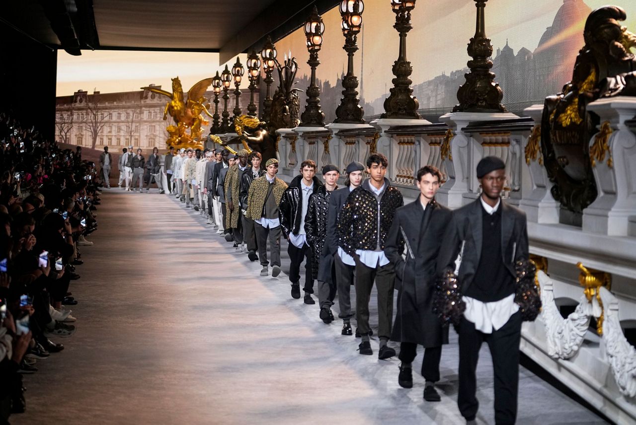 Paris: Controversy over the Vuitton fashion show on the Pont-Neuf