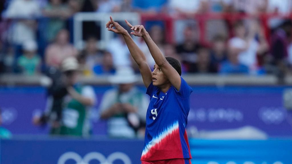 Mallory Swanson of the United States celebrates after scoring her side's opening goal during the women's soccer gold medal match between Brazil and the United States at the Parc des Princes during the 2024 Summer Olympics, Saturday, Aug. 10, 2024, in Paris, France. (AP Photo/Francisco Seco)