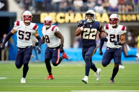 Phillips pick-six propels Patriots past Chargers 27-24