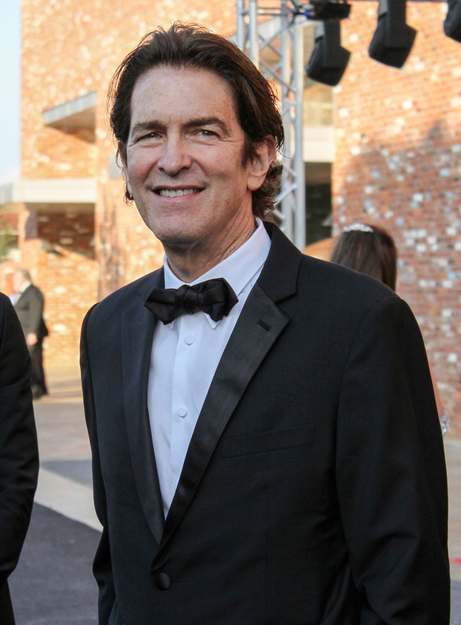 DeNiro raises money for Dem in Mississippi US Senate race, image size:945x1280