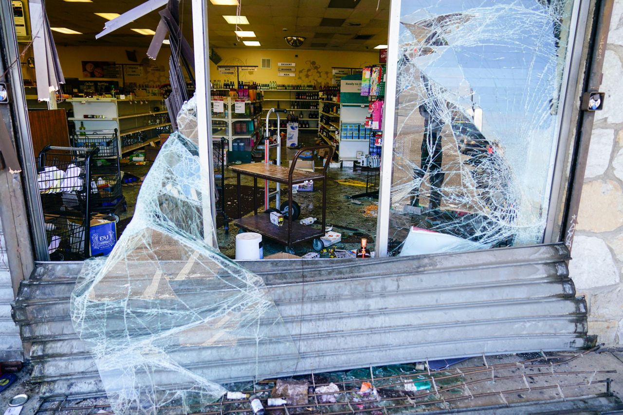 Over 100 masked teens ransack Philadelphia stores and arrests are made ...